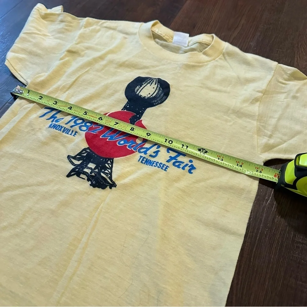 True vintage 1982 World’s Fair Tshirt - Picture 4 of 7